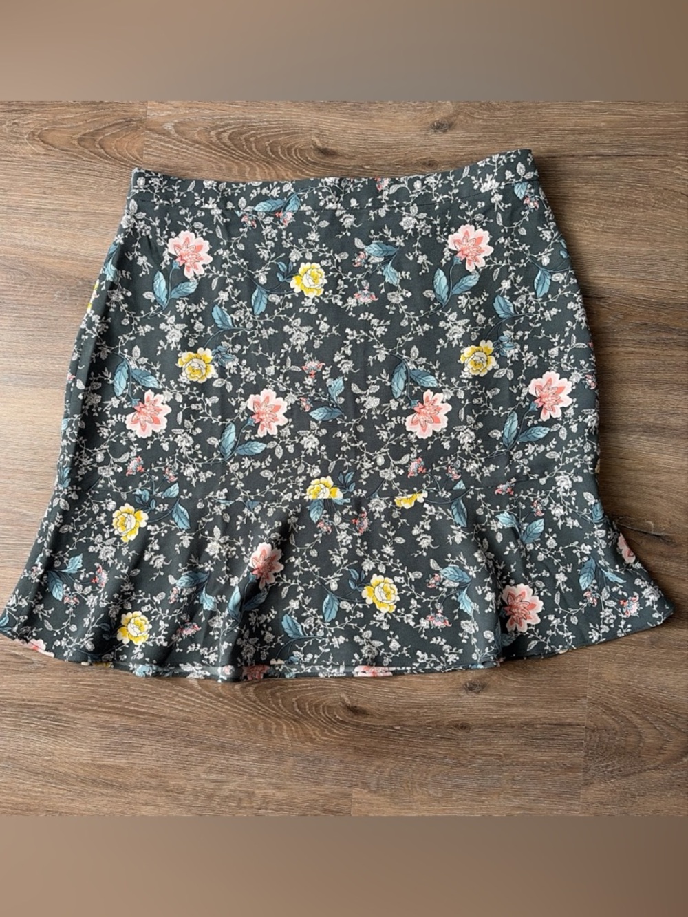LOFT women’s floral mini skirt Size 10